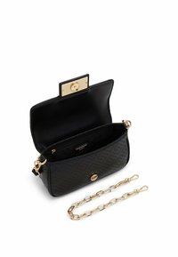 Borsa a tracolla in pelle nera con rilievo geometrico, hardware dorato e tracolla a catena. Interno con una tasca con zip, chiusura a scatto e rivestimento liscio.