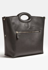 Sac fourre-tout en cuir noir avec une poignée supérieure ronde, une poche avant zippée et une finition texturée. Présente des accents métalliques minimaux.