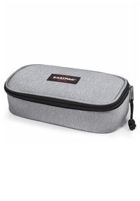 Astuccio grigio in tessuto con forma rettangolare, zip nera e etichetta logo Eastpak in alto. Texture liscia, senza motivi visibili.