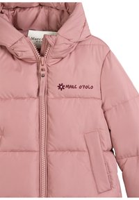 Hellrosa gesteppte Jacke mit Kapuze, ausgestattet mit einem Reißverschluss vorne, zwei seitlichen Taschen und dem bestickten "Marc O'Polo"-Logo auf der Brust.