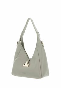 Sac à main en cuir gris clair avec une forme triangulaire structurée, une bandoulière simple et une fermeture rectangulaire en ton or sur le devant.