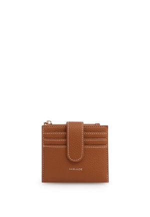 Portafoglio compatto in pelle marrone con cuciture bianche, sei scomparti per carte, chiusura a cinturino, scomparto con cerniera e marchio "MIRIADE".
