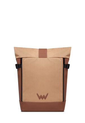 Beige látková taška s hnědým syntetickým dnem, design s přehnutým vrchem, nastavitelnými bočními popruhy a embosovaným značením. Obsahuje zipovou kapsu.