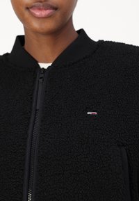 Tommy Jeans Flisinė striukė - black