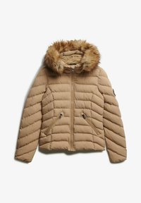 Beige pufferjakke med vandret quiltet mønster, aftagelig hætte med pels, to lynlåslommer i siden og ribkant ved ærmerne for isolering.