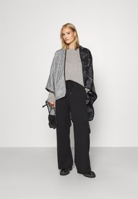 Davida Cashmere STRAIGHT O NECK SWEATER - Camisola - light grey