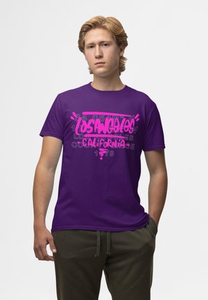 Fialové bavlněné tričko s graffiti-style textem "LOS ANGELES" a "CALIFORNIA", s hravými akcenty a grafickými vzory.