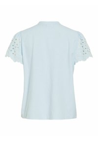 Blouse bleu clair à manches courtes avec détails en dentelle festonnée et découpes florales sur les manches, vue de dos.