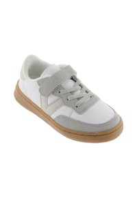 Zapatilla blanca con un revestimiento de ante gris, que cuenta con una tira de velcro y cordones, suela texturizada y una silueta simple y deportiva.