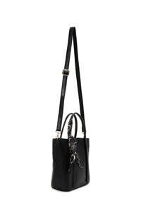 Borsa tote in pelle nera con doppio manico superiore e una tracolla rimovibile. Presenta una sciarpa decorativa a fantasia annodata al manico.