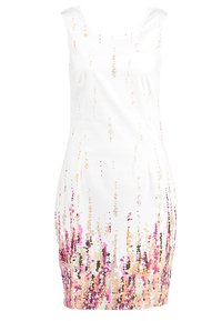 Robe blanche à coupe ajustée, avec des motifs verticaux en rose, violet et or. Le tissu a une texture lisse et un léger éclat.