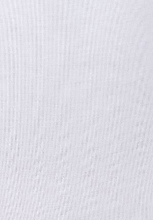 Tejido ribeteado blanco con una textura suave, que presenta finas líneas verticales. El material parece blando y elástico, adecuado para ropa ajustada.