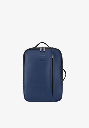 Zaino rettangolare blu navy con maniglia superiore, tasca frontale verticale con zip, scomparto principale con doppia zip e logo a rilievo sulla pannello frontale.