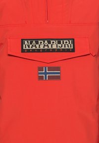Rød hettegenser med kengurulomme, med en svart og tan "NAPAPIJRI geographic"-label og et norsk flagg-patch på brystet.