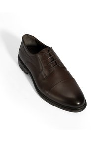 Bruine lederen dresschoenen met een gladde afwerking, cap toe ontwerp en vijf veterogen. Voorzien van een gevoerde binnenzool en een duurzame rubberen zool.