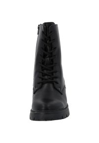 Bota de cuero negro hasta el tobillo con cremallera frontal y diseño de cordones. Presenta una suela de goma gruesa y texturizada para mayor agarre y durabilidad.