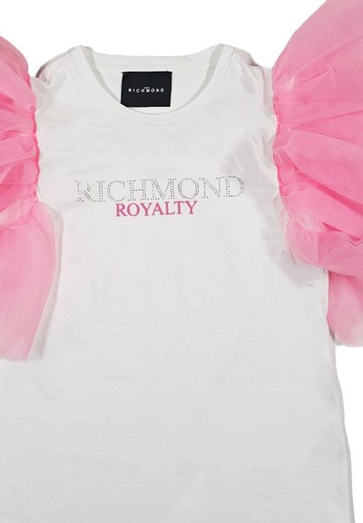 T-shirt bianco con maniche a palloncino in tulle rosa. Sul davanti è stampato "RICHMOND ROYALTY" in pietre argentate, con un design a collo rotondo.