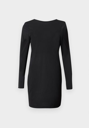 Schwarzes, langärmliges, eng anliegendes Kleid mit Rundhalsausschnitt und knie-langer Länge vor einem weißen Hintergrund.