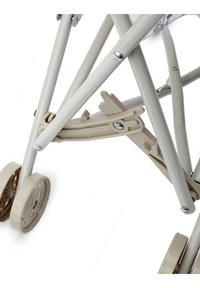 Vouwbare kinderwagen met metallic zilveren frame, beige kunststof onderdelen en lichte wielen. Beschikt over een verstelbaar vergrendelmechanisme.