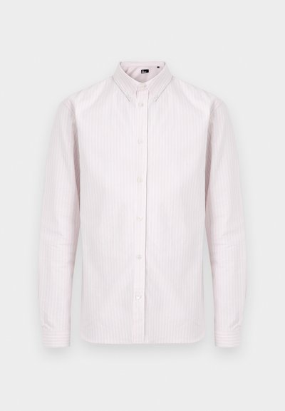 Ροζ πουκάμισο με κάθετες λευκές ρίγες, κουμπιά μπροστά, μυτερό γιακά, μακριά μανίκια και λεία υφή. Διαθέτει λευκά κουμπιά.