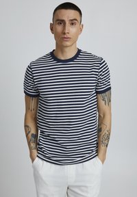 11 Project PRBENNET - Camiseta básica - insignia blue