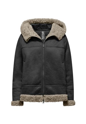 Zwarte jas met een faux shearling capuchon en manchetten, voorzien van een ritsluiting en twee voorkuiten. Strakke textuur en modern ontwerp.