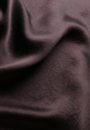 Puha, ráncos, sötétbarna szövet finom fényvisszaverődésekkel és lágy redőkkel, amelyek texturált, redőzött felületet alkotnak.