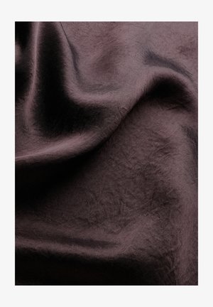 Tissu brun foncé doux et froissé avec des reflets légers subtils et des plis fluides créant une surface texturée et drapée.