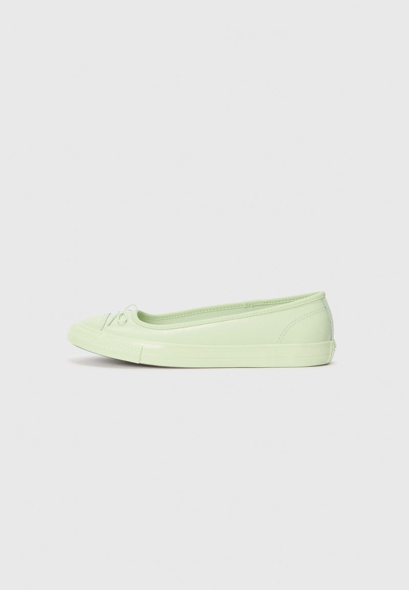 Svijetlozeleni ravni shoe s okruglim vrhom, glatkom teksturom i minimalističkim dizajnom. Ima vezice i gumeni potplat.