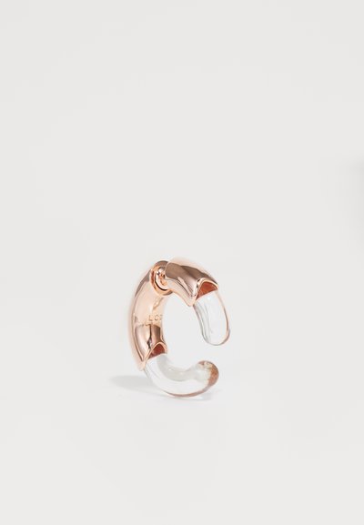 Bague en métal rose doré et résine transparente avec un design courbé, présentant une forme ouverte et un détail de joint sans couture.