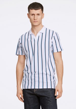 Witte polo met verticale blauwe strepen, korte mouwen, een v-hals en een gladde textuur. Strak ontwerp met contrasterende kleuren.