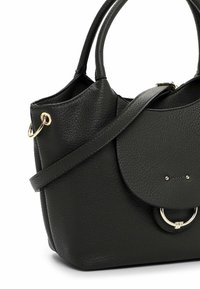 Borsa a tracolla in pelle nera con texture, pattina arrotondata, chiusura con anello dorato, doppi manici e tracolla regolabile.