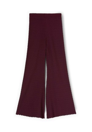 Bordowe spodnie o szerokich nogawkach z fakturowanym wzorem w zygzak i falowanymi obszyciami, ułożone płasko na białym tle.