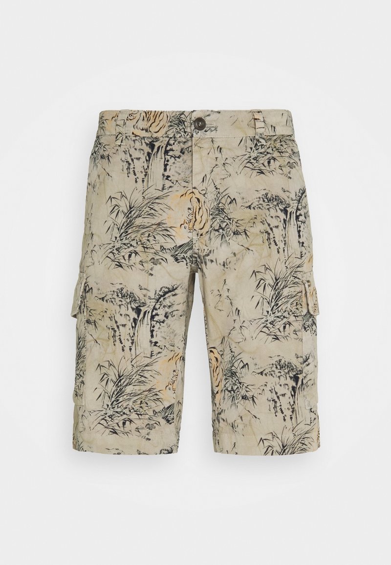 Short cargo beige avec un imprimé inspiré de la nature représentant des plantes et des cascades, avec bouton sur le devant et poches latérales.