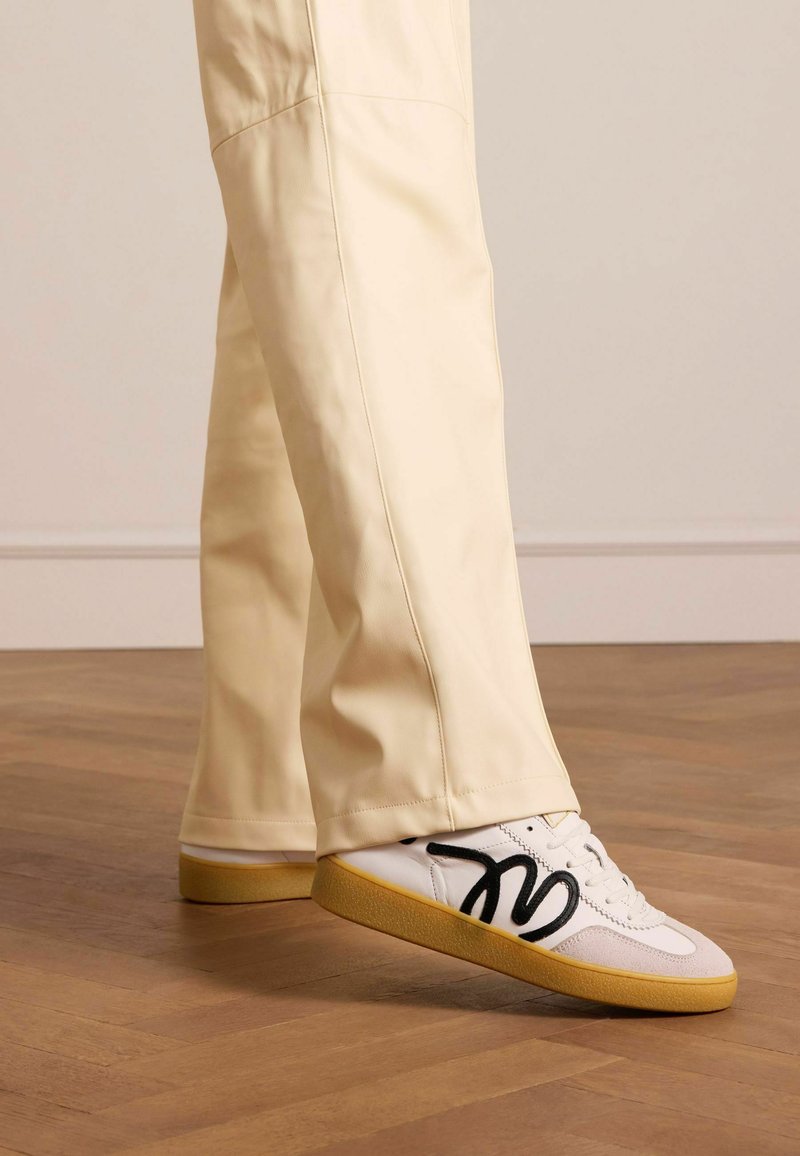 Manfield Manfield MIT SCHWARZEN DETAILS - Trainers - weiß/white - Zalando