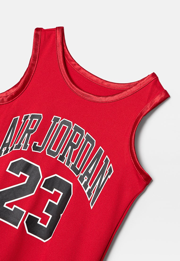 Maillot de basketball sans manches rouge avec le texte "AIR JORDAN" et le numéro "23" en noir et blanc sur le devant.