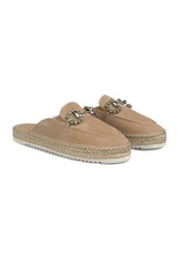 Beige Wildleder-Espadrilles mit runder Zehenpartie, geflochtener Sohle und dekorativem silberfarbenem Zubehör mit Verzierungen auf dem Obermaterial.