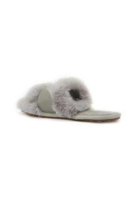 Sandale à glisser en fausse fourrure gris clair, avec un dessus en peluche, une semelle plate et un design ouvert aux orteils pour le confort et le port décontracté.