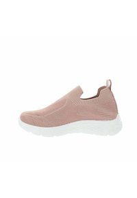 Zapatilla deportiva de slip-on en material de punto en un suave color rosa con patrones texturizados. La gruesa suela blanca proporciona amortiguación y soporte.