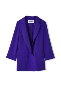 Lilla skræddersyet blazer med slag, lange ærmer foldet ved manchetterne og to frontlommer med klap, vist liggende fladt på hvid baggrund.