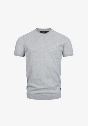 Grå kortermet genser laget av mykt strikket stoff, med ribbestrikket hals og hem, og en liten merkevarelogo på den nedre siden.