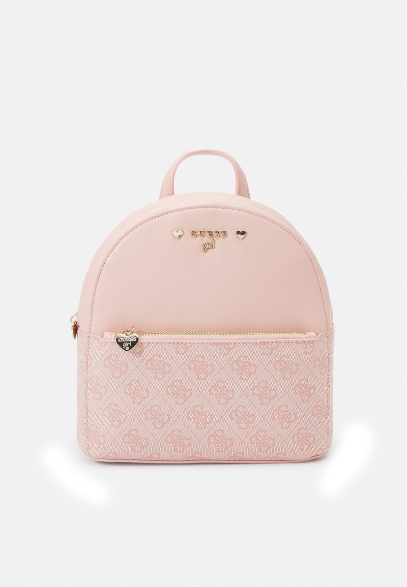 Mochila rosa com um design arredondado, apresentando um bolso com fecho zip à frente, detalhes em dourado e um padrão de monograma subtil na metade inferior.