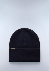 Beanie in maglia navy con una texture morbida e un risvolto piegato. Presenta un piccolo tag metallico del marchio sul davanti. Superficie liscia, design semplice.