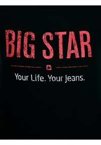 Fekete szövet bolyhos vörös szöveggel: "BIG STAR", alatta fehérrel: "Your Life. Your Jeans."