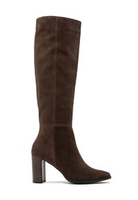 Botte haute en daim marron jusqu'au genou avec un bout pointu et un talon carré. Présente des coutures apparentes sur les côtés. Texture lisse et design élégant.