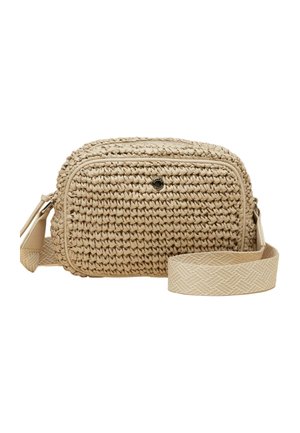 Beige gewebte Umhängetasche mit vorderer Reißverschlusstasche und verstellbarem, strukturiertem Stoffgurt, der neben ihr auf weißem Hintergrund gerollt liegt.