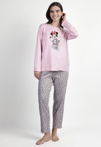 Pijama de manga larga en color rosa con un gráfico de Minnie Mouse, acompañado de pantalones de leopardo en tonos beige y marrón. Material de algodón.