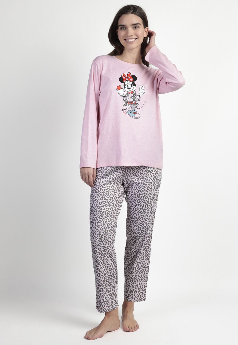 Pijama de manga larga en color rosa con un gráfico de Minnie Mouse, acompañado de pantalones de leopardo en tonos beige y marrón. Material de algodón.