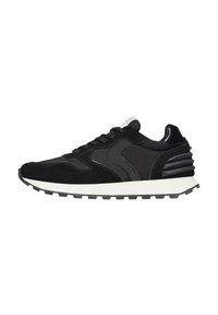 Sneaker neri low-top con pannelli in suede e nylon, suola intermedia bianca, suola esterna in gomma nera, chiusura con lacci e dettagli sul tallone.