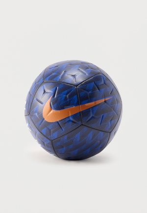Ballon de football Nike texturé bleu et noir avec un logo Swoosh orange sur un fond blanc uni.